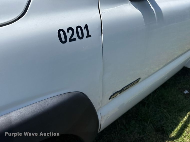 image for item EG8082 2002 Chevrolet Silverado 2500 utility bed pickup truck