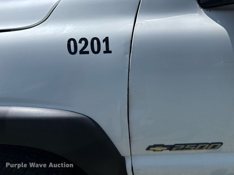 image for item EG8082 2002 Chevrolet Silverado 2500 utility bed pickup truck