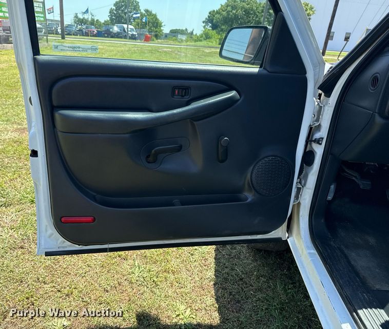 image for item EG8082 2002 Chevrolet Silverado 2500 utility bed pickup truck