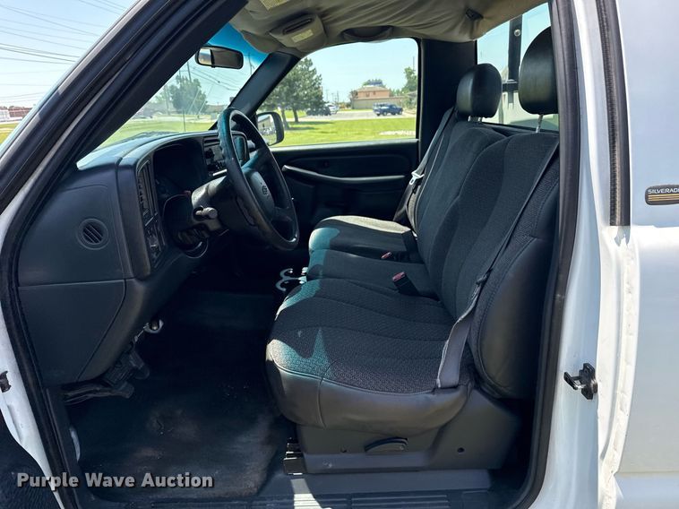 image for item EG8082 2002 Chevrolet Silverado 2500 utility bed pickup truck