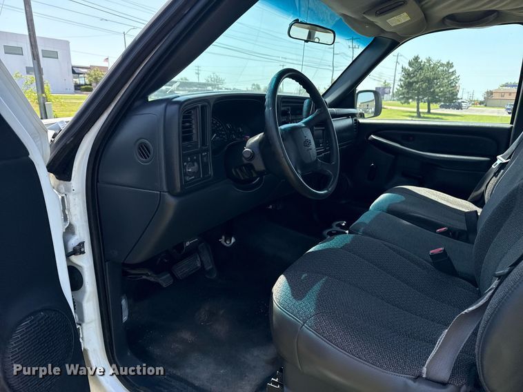 image for item EG8082 2002 Chevrolet Silverado 2500 utility bed pickup truck