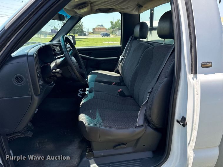 image for item EG8082 2002 Chevrolet Silverado 2500 utility bed pickup truck