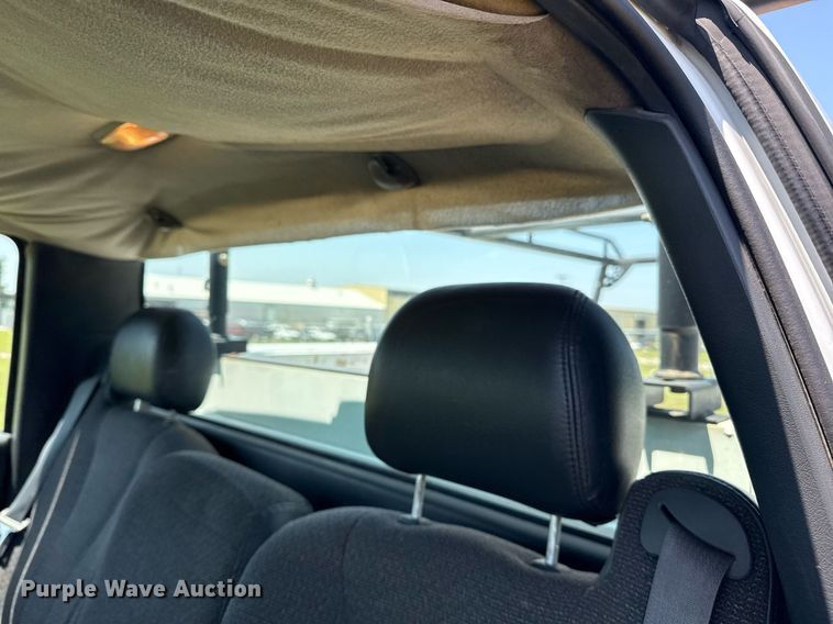 image for item EG8082 2002 Chevrolet Silverado 2500 utility bed pickup truck