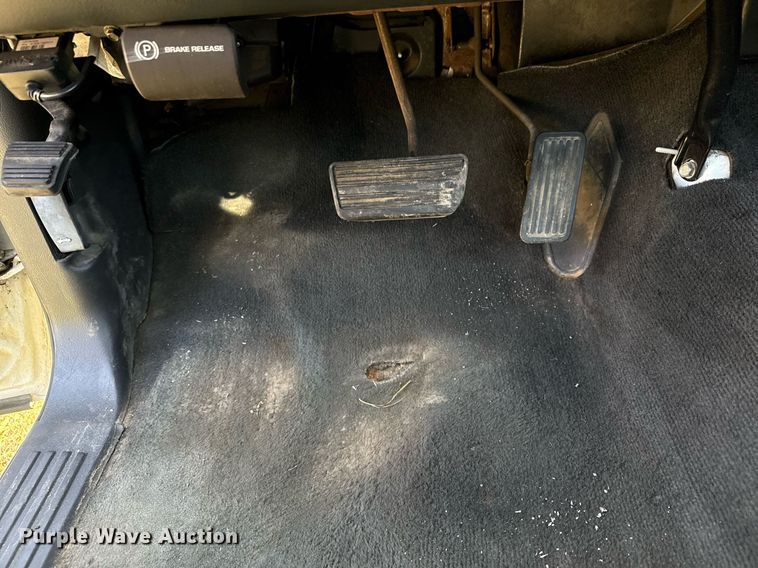 image for item EG8082 2002 Chevrolet Silverado 2500 utility bed pickup truck