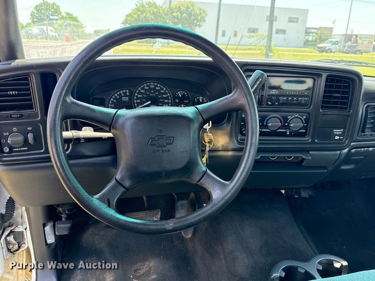 image for item EG8082 2002 Chevrolet Silverado 2500 utility bed pickup truck