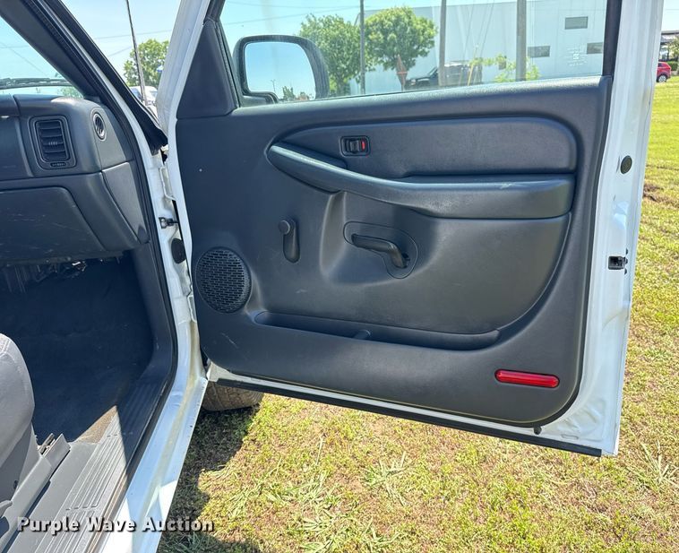 image for item EG8082 2002 Chevrolet Silverado 2500 utility bed pickup truck