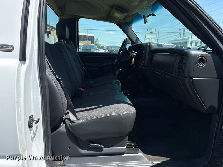 image for item EG8082 2002 Chevrolet Silverado 2500 utility bed pickup truck