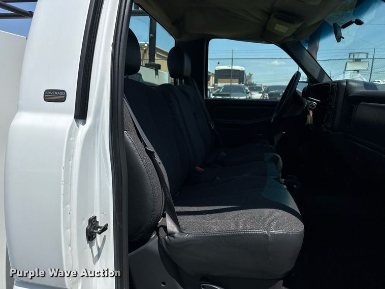 image for item EG8082 2002 Chevrolet Silverado 2500 utility bed pickup truck