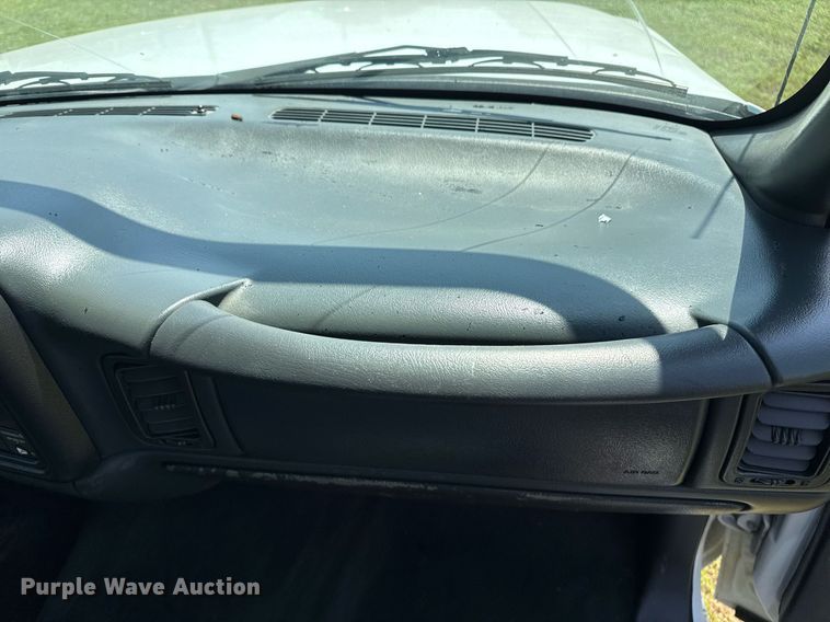 image for item EG8082 2002 Chevrolet Silverado 2500 utility bed pickup truck