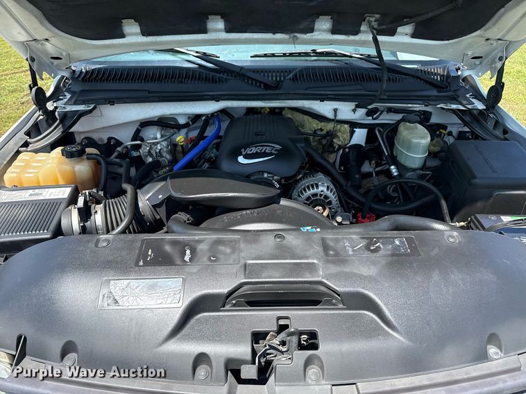 image for item EG8082 2002 Chevrolet Silverado 2500 utility bed pickup truck