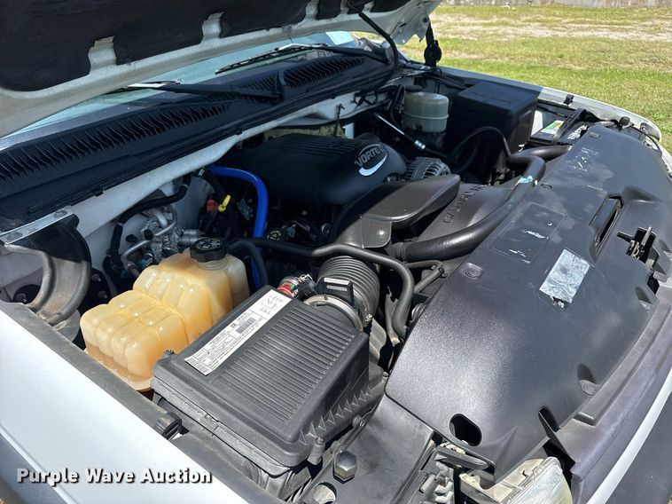 image for item EG8082 2002 Chevrolet Silverado 2500 utility bed pickup truck