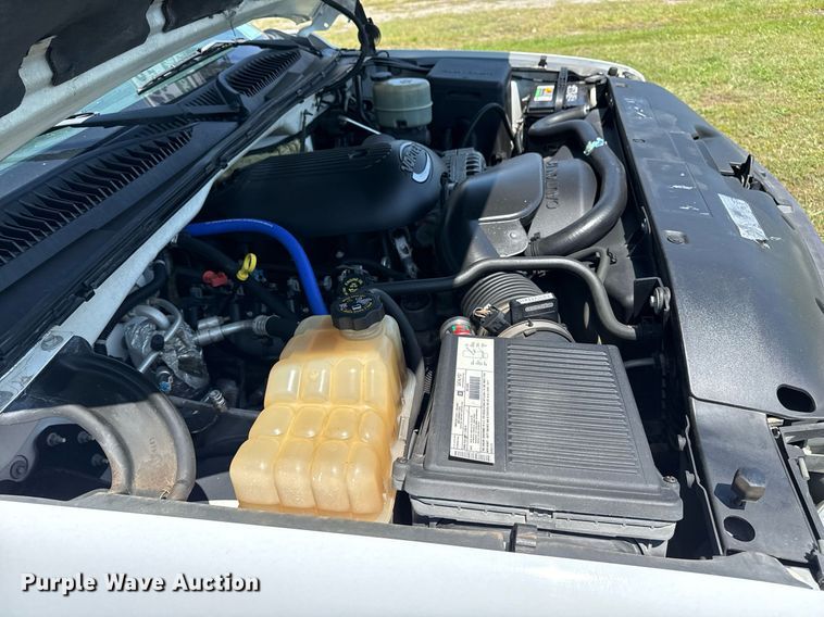 image for item EG8082 2002 Chevrolet Silverado 2500 utility bed pickup truck