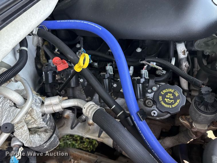 image for item EG8082 2002 Chevrolet Silverado 2500 utility bed pickup truck