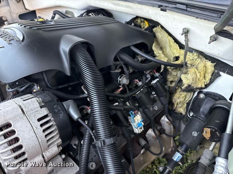 image for item EG8082 2002 Chevrolet Silverado 2500 utility bed pickup truck