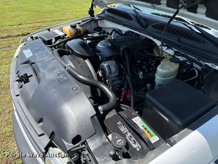 image for item EG8082 2002 Chevrolet Silverado 2500 utility bed pickup truck