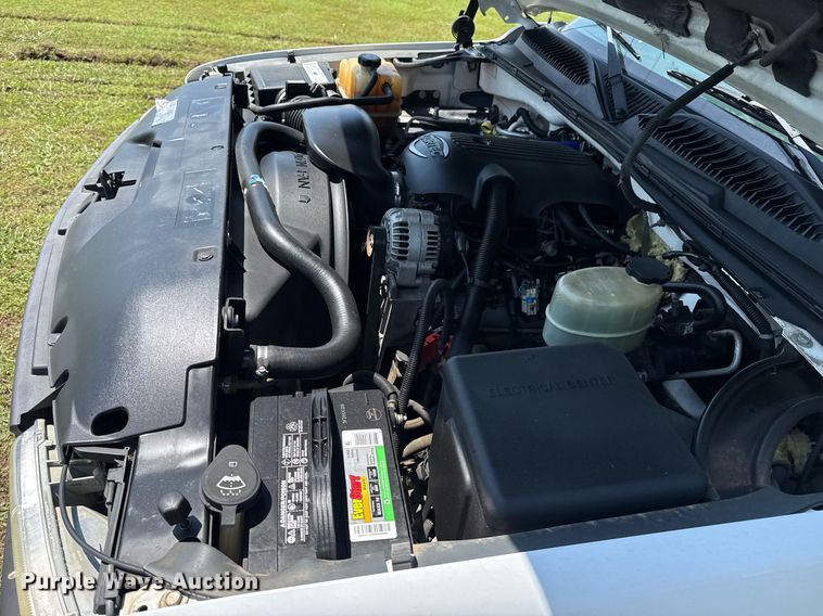 image for item EG8082 2002 Chevrolet Silverado 2500 utility bed pickup truck