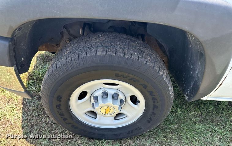 image for item EG8082 2002 Chevrolet Silverado 2500 utility bed pickup truck