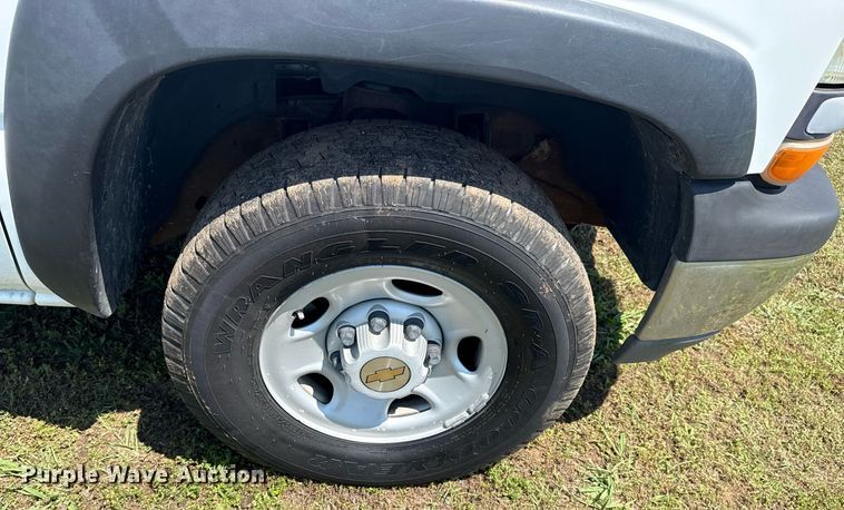 image for item EG8082 2002 Chevrolet Silverado 2500 utility bed pickup truck