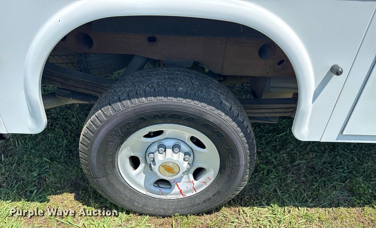 image for item EG8082 2002 Chevrolet Silverado 2500 utility bed pickup truck