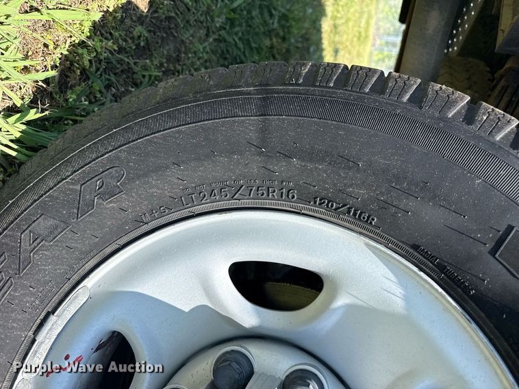 image for item EG8082 2002 Chevrolet Silverado 2500 utility bed pickup truck