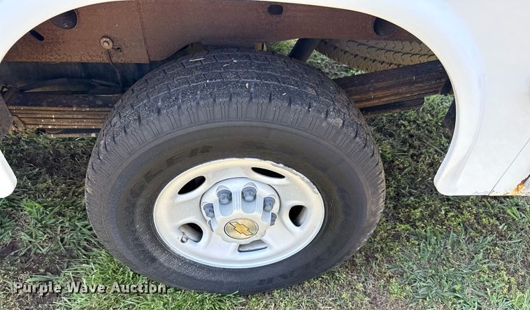 image for item EG8082 2002 Chevrolet Silverado 2500 utility bed pickup truck