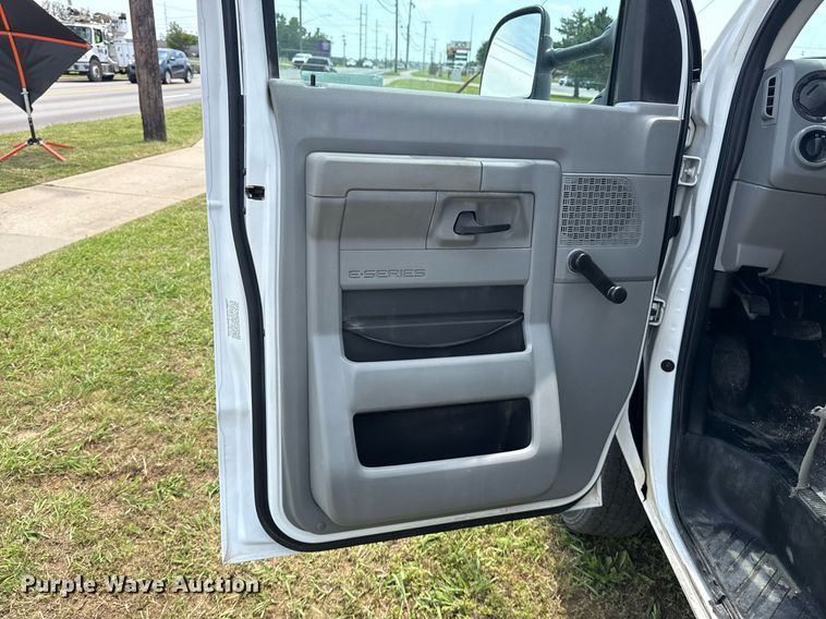 image for item EG8085 2011 Ford E350 Super Duty box truck