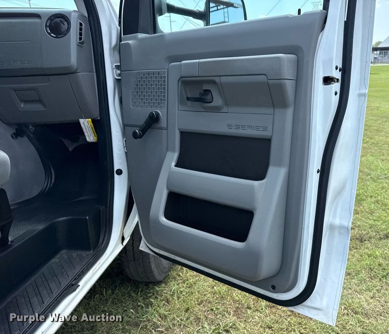 image for item EG8085 2011 Ford E350 Super Duty box truck