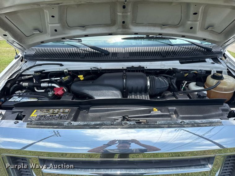 image for item EG8085 2011 Ford E350 Super Duty box truck