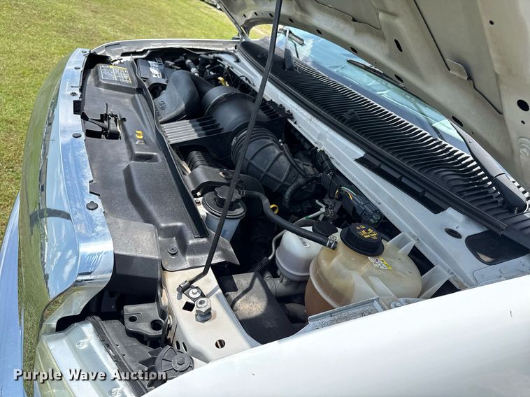 image for item EG8085 2011 Ford E350 Super Duty box truck