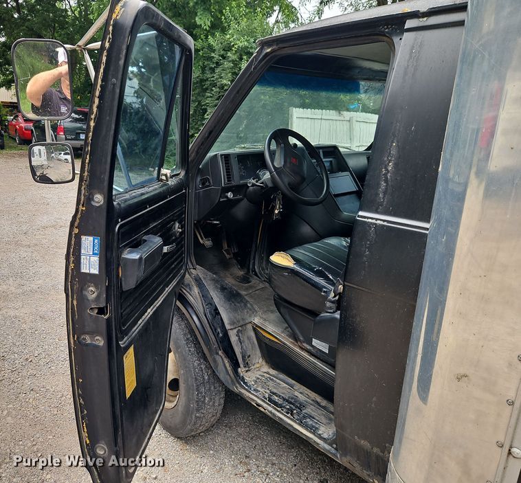 image for item EJ0098 1996 GMC Vandura 3500 box truck