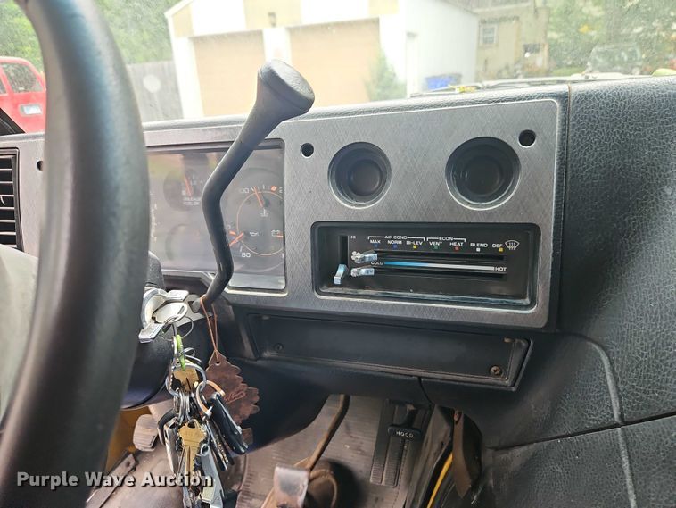 image for item EJ0098 1996 GMC Vandura 3500 box truck