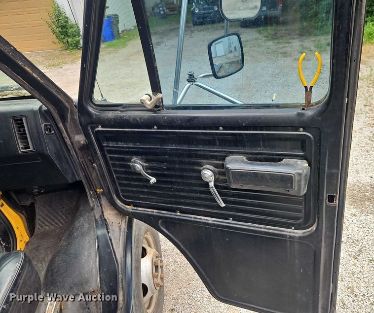 image for item EJ0098 1996 GMC Vandura 3500 box truck