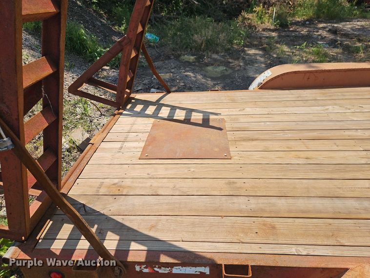 image for item EJ0108 2000 Load Trail utility trailer