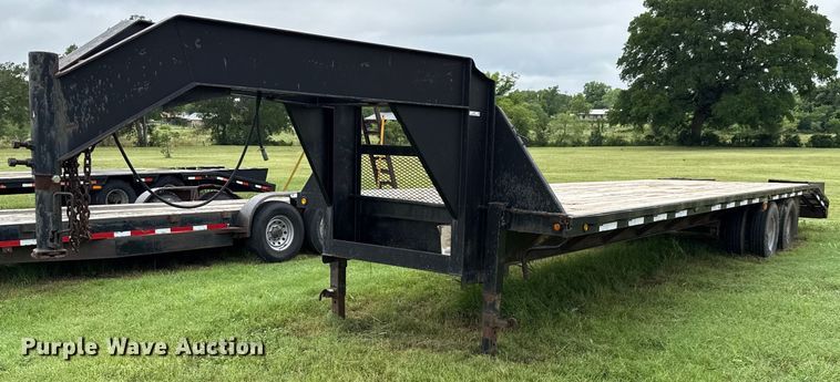 image for item EJ3832 2006 Gooseneck equipment trailer