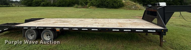 image for item EJ3832 2006 Gooseneck equipment trailer