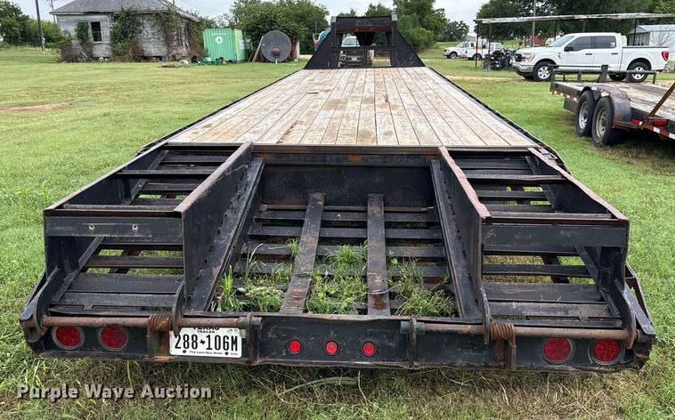 image for item EJ3832 2006 Gooseneck equipment trailer