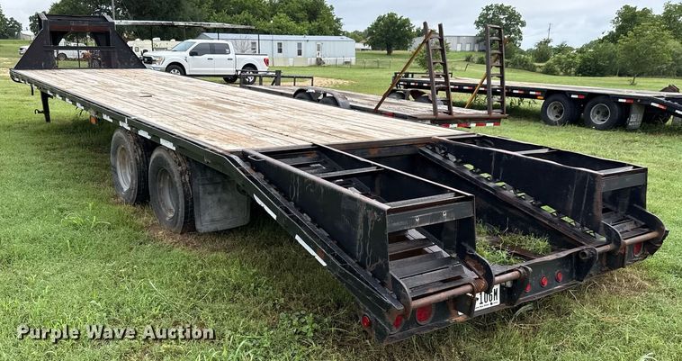 image for item EJ3832 2006 Gooseneck equipment trailer