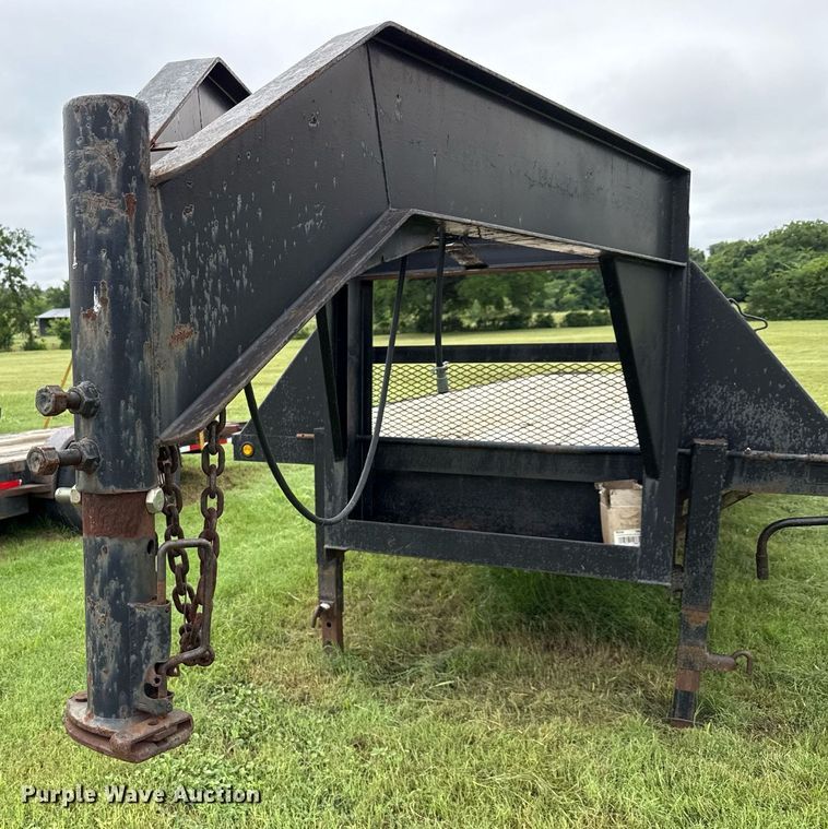 image for item EJ3832 2006 Gooseneck equipment trailer