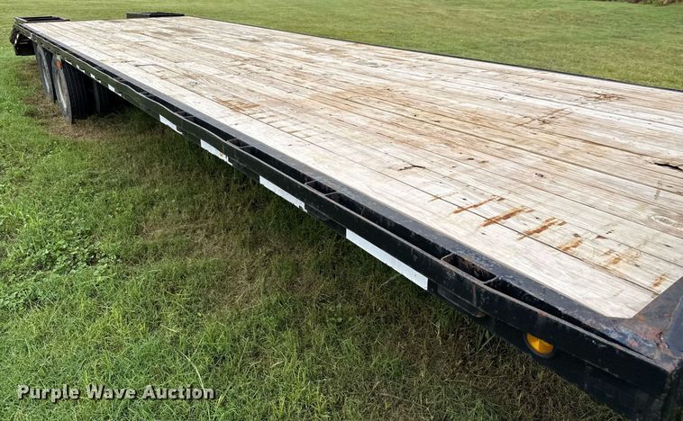 image for item EJ3832 2006 Gooseneck equipment trailer