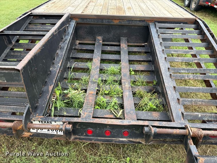 image for item EJ3832 2006 Gooseneck equipment trailer