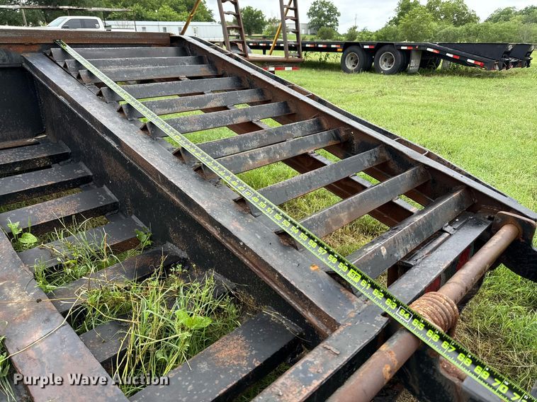 image for item EJ3832 2006 Gooseneck equipment trailer