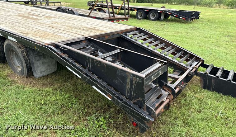 image for item EJ3832 2006 Gooseneck equipment trailer