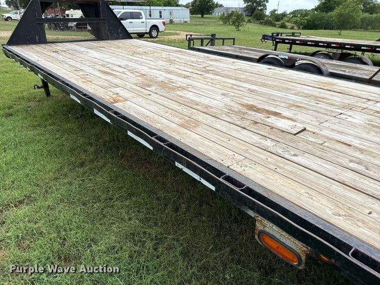 image for item EJ3832 2006 Gooseneck equipment trailer