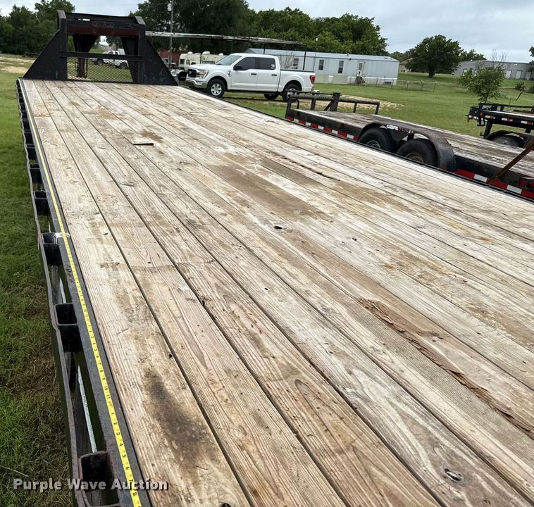 image for item EJ3832 2006 Gooseneck equipment trailer