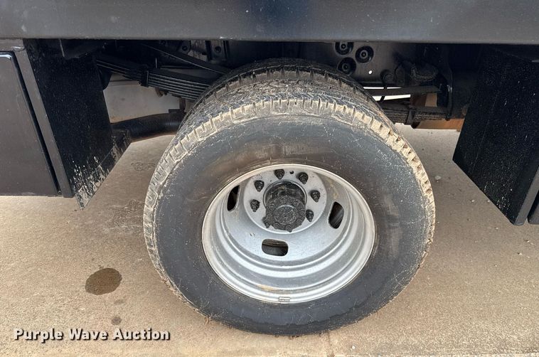 image for item EJ4630 2015 Ford F350 Super Duty flatbed pickup truck