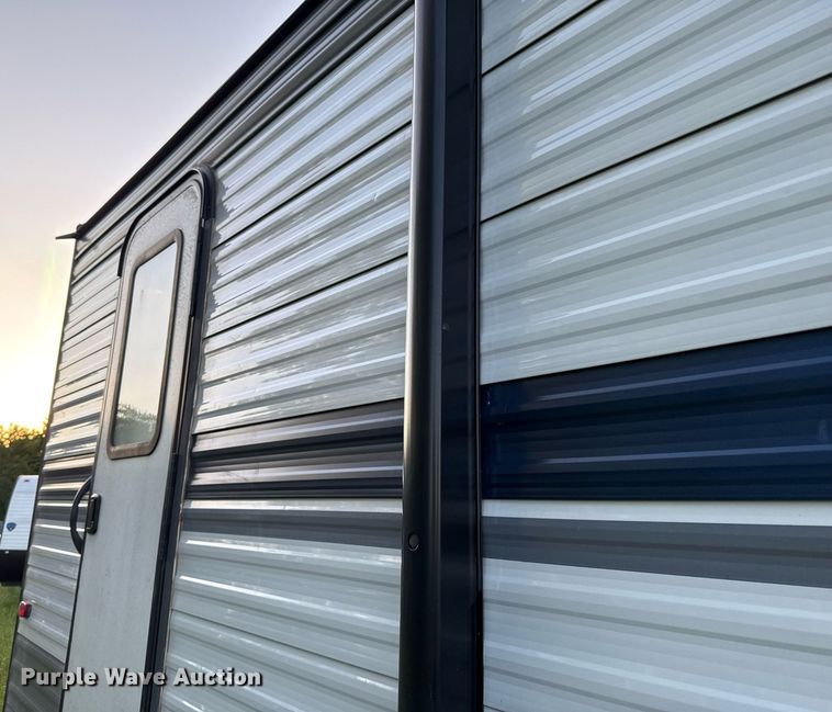 image for item EJ4650 2021 Gulf Stream Coach King Sport camper