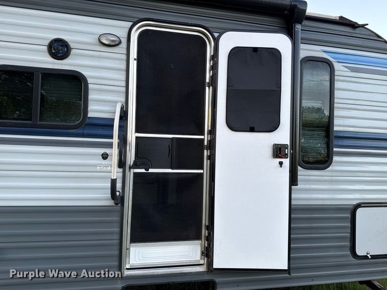 image for item EJ4650 2021 Gulf Stream Coach King Sport camper