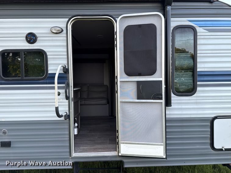 image for item EJ4650 2021 Gulf Stream Coach King Sport camper