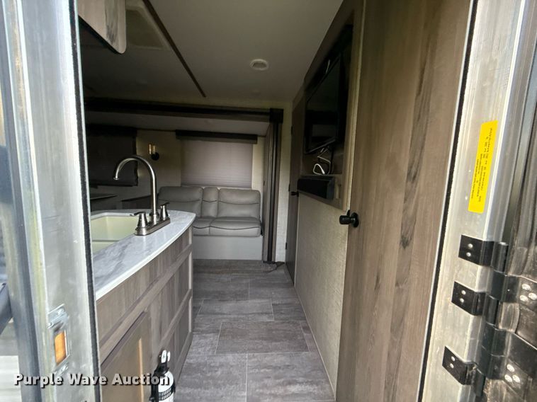 image for item EJ4650 2021 Gulf Stream Coach King Sport camper