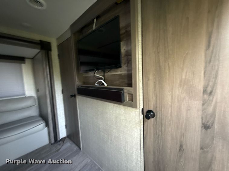 image for item EJ4650 2021 Gulf Stream Coach King Sport camper